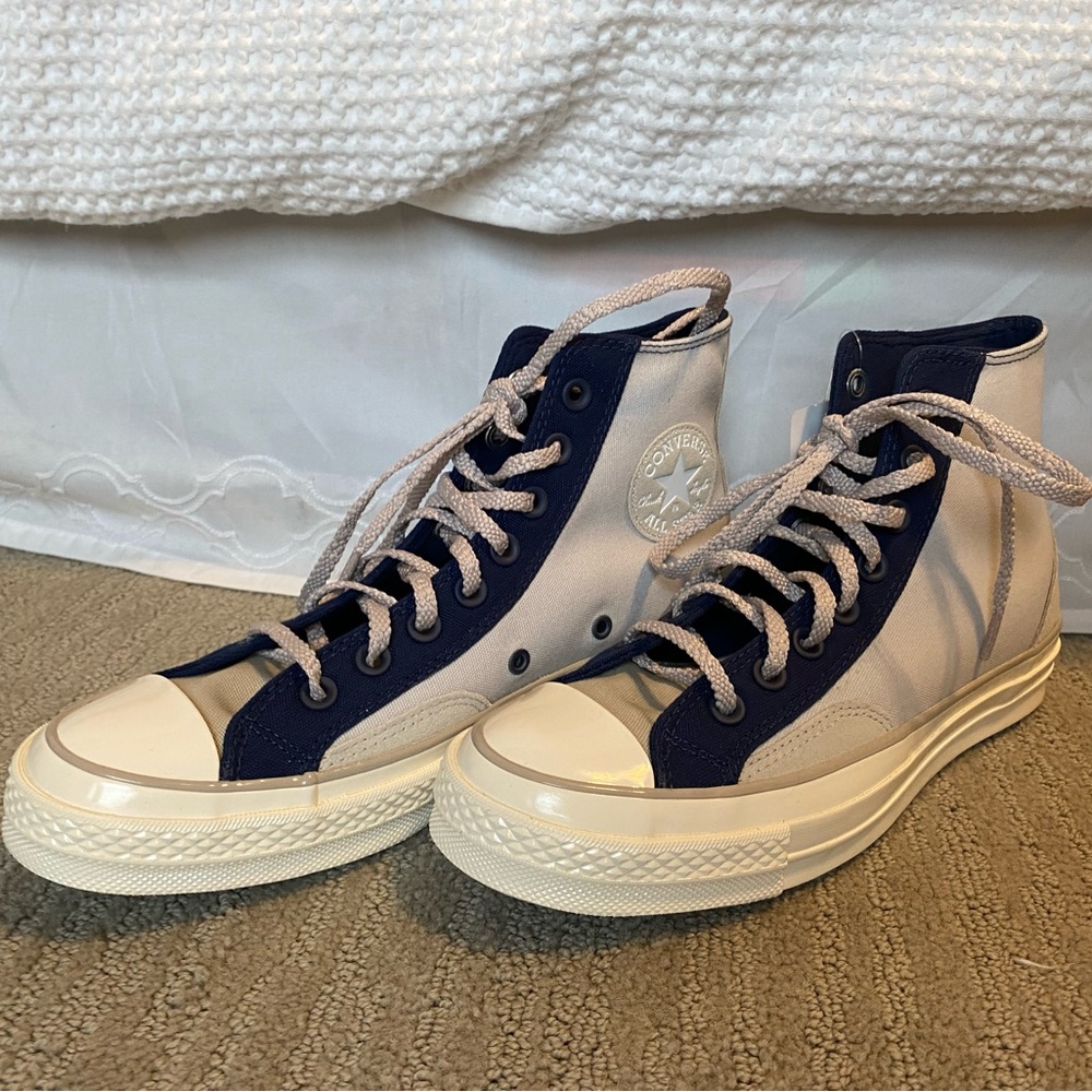 NWT Chuck 70 court converse hightops in color pale putty